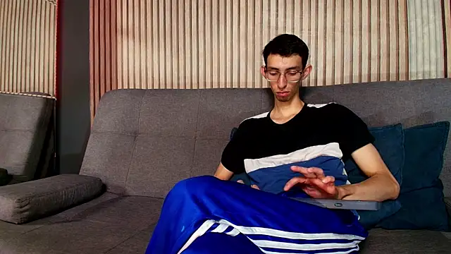 ZyroNight online show from November 27, 2025, 7:27 pm