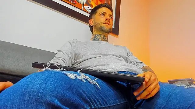 Snapshot of Supreme_Alpha chatting on November 4, 2025, 3:38 am Supreme Alpha online show from November 4, 2025, 3:38 am