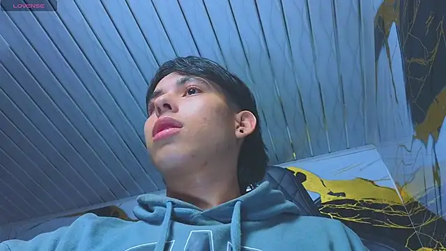 Snapshot of Suarezz10_ chatting on November 24, 2025, 10:04 am Suarezz10 online show from November 24, 2025, 10:04 am