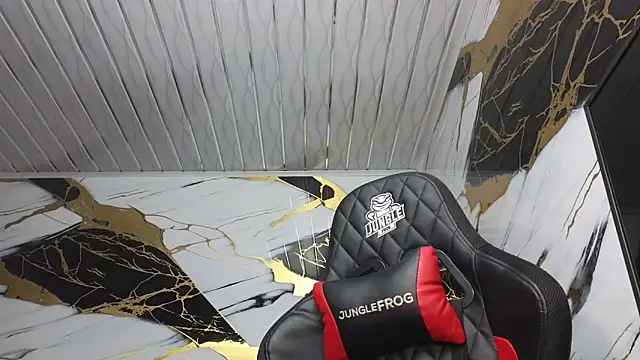 Snapshot of Suarezz10_ chatting on November 26, 2025, 11:00 am Suarezz10 online show from November 26, 2025, 11:00 am