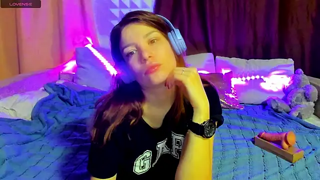 Eva purrr  online show from April 11, 2026, 2:05 am