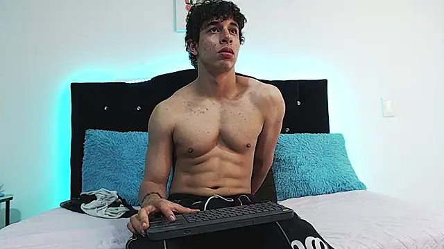 chris evans27 online show from February 13, 2026, 11:45 pm