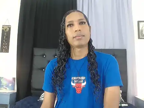 MiaCoock online show from December 5, 2025, 12:47 pm