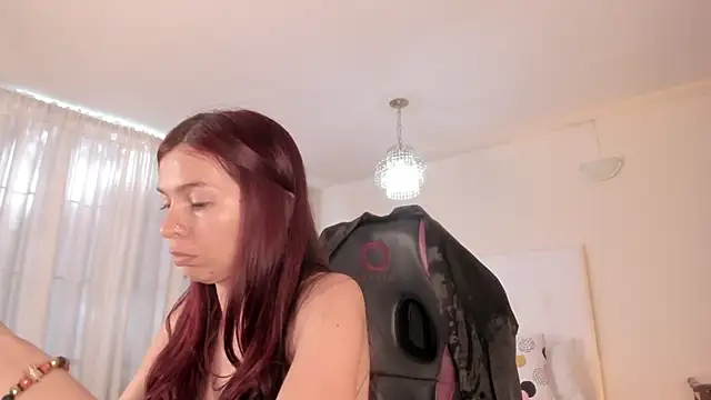 Emi Rosee online show from November 19, 2025, 12:38 pm