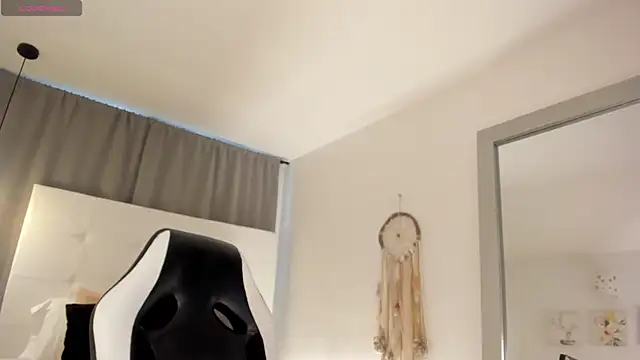 Emi Rosee online show from January 17, 2026, 12:32 pm