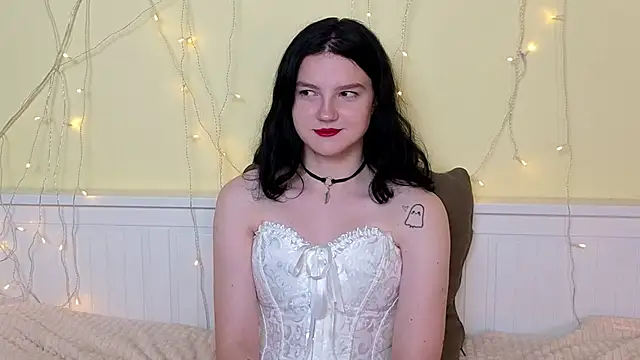 LatinaHuguenin online show from November 17, 2025, 9:04 am