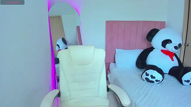 Janettcruz online show from April 18, 2026, 6:23 pm