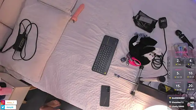 Heicy--01 online show from November 20, 2025, 8:08 pm