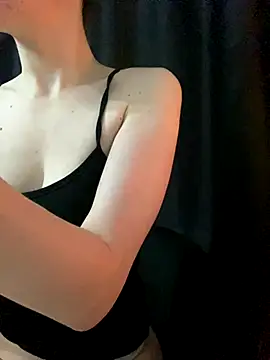 shrie beverly00 online show from November 28, 2025, 2:14 am