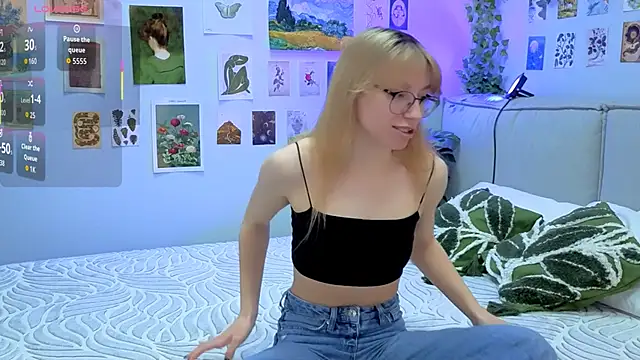 CindyMoriLove online show from April 17, 2026, 5:43 am