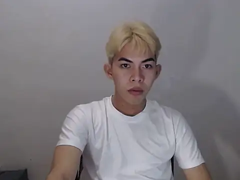 Snapshot of Urhotsilverboy chatting on May 22, 2026, 4:23 pm Urhotsilverboy online show from May 22, 2026, 4:23 pm