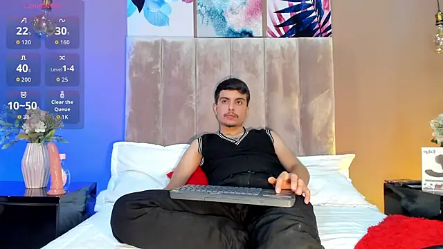 NicolasRey1 online show from November 15, 2025, 4:32 am