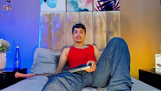 NicolasRey1 online show from November 19, 2025, 4:23 am