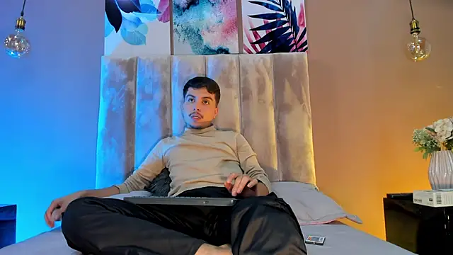 NicolasRey1 online show from November 21, 2025, 4:11 am