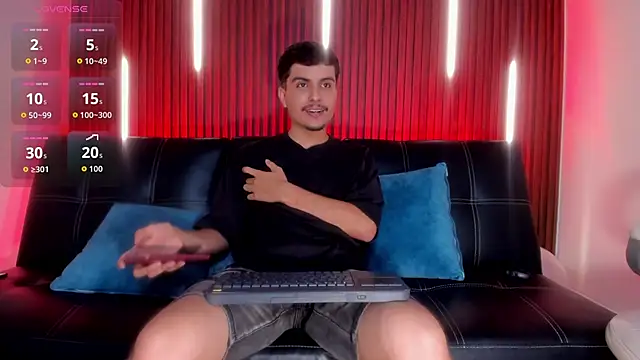 NicolasRey1 online show from November 27, 2025, 5:09 am