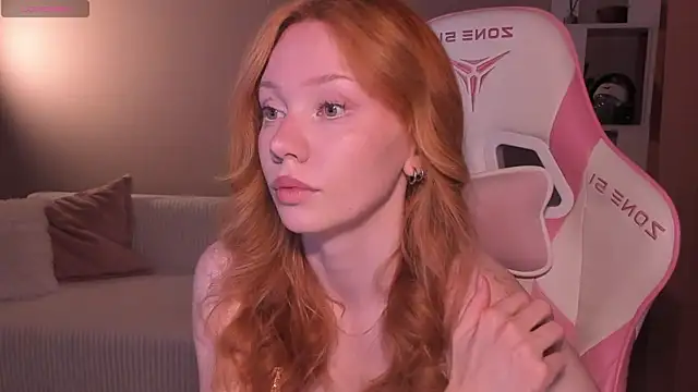 Snapshot of Elisahsthetics chatting on July 19, 2026, 7:50 pm Elisahsthetics online show from July 19, 2026, 7:50 pm