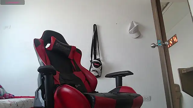 thebesthot online show from November 18, 2025, 2:43 pm