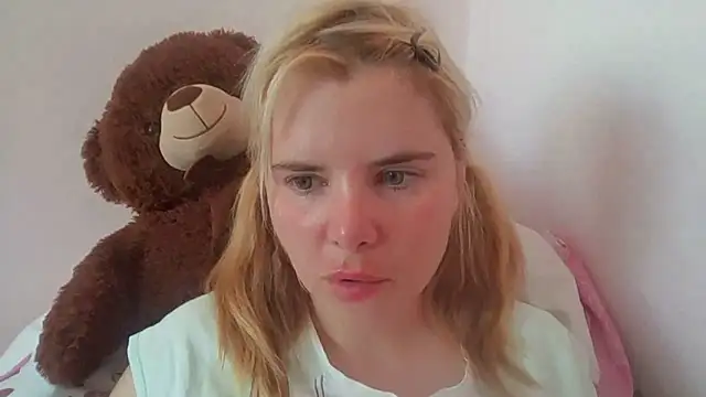 Snapshot of HornyElena chatting on June 26, 2026, 8:19 am HornyElena online show from June 26, 2026, 8:19 am