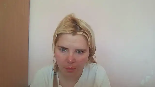 Snapshot of HornyElena chatting on July 2, 2026, 8:20 am HornyElena online show from July 2, 2026, 8:20 am