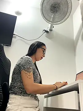 Vicky ro online show from November 18, 2025, 2:17 am