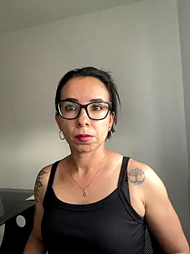 Vicky ro online show from November 18, 2025, 9:41 pm