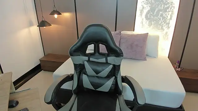 coral rosse  online show from November 24, 2025, 8:30 pm