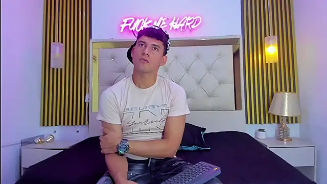 KEVIN MCKINLEY online show from November 28, 2025, 12:13 am