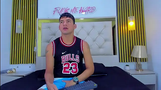 KEVIN MCKINLEY online show from November 30, 2025, 8:13 pm