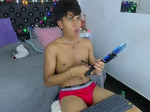 Valentino Lane online show from December 15, 2025, 2:05 am