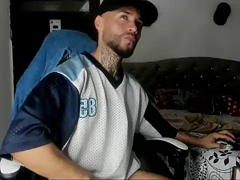 couple-hothot online show from December 18, 2025, 8:37 pm