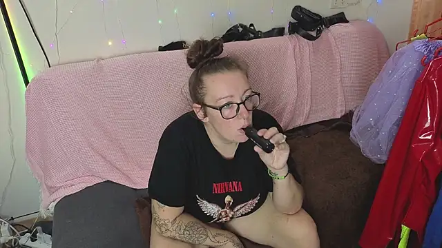 JadeStarUK online show from November 17, 2025, 2:56 pm