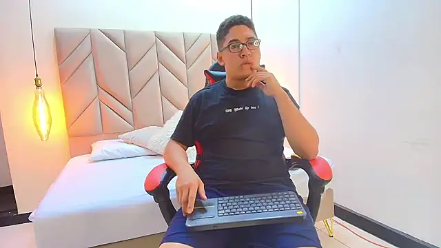 Snapshot of DanteVoss chatting on November 16, 2025, 4:18 am DanteVoss online show from November 16, 2025, 4:18 am