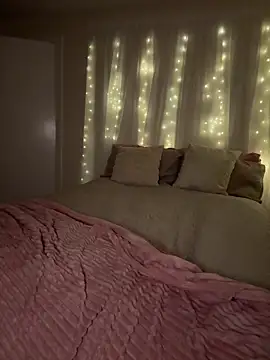 Snapshot of LillieMaee chatting on March 18, 2026, 9:18 pm LillieMaee online show from March 18, 2026, 9:18 pm