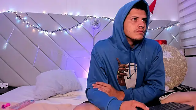 Snapshot of jov_and_thomas chatting on November 26, 2025, 8:04 am jov and thomas online show from November 26, 2025, 8:04 am