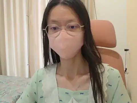 Lil-Cherries online show from January 14, 2026, 5:02 am