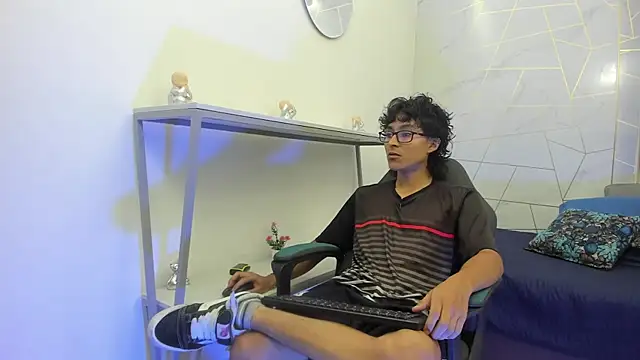 Zoro V online show from November 24, 2025, 7:46 pm