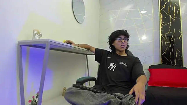 Zoro V online show from November 28, 2025, 7:27 pm