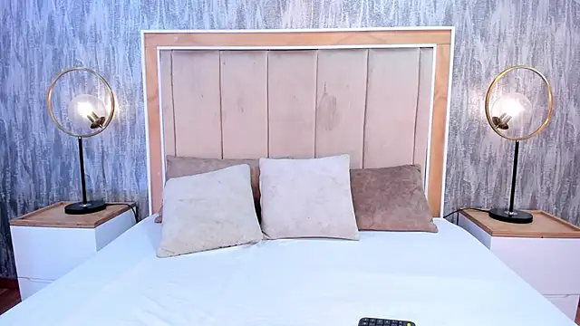 EvaLuxxe online show from November 20, 2025, 9:03 pm