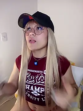 Snapshot of littlec4ke chatting on November 18, 2025, 10:47 pm littlec4ke online show from November 18, 2025, 10:47 pm