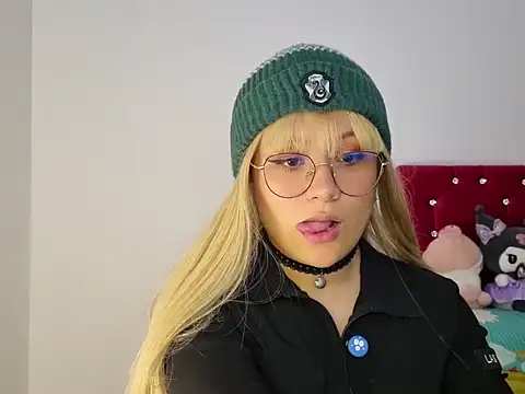 Snapshot of littlec4ke chatting on November 19, 2025, 11:27 pm littlec4ke online show from November 19, 2025, 11:27 pm