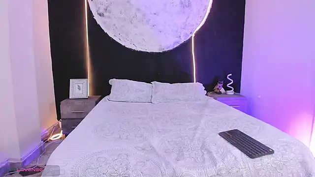 ZarinaWynne online show from November 17, 2025, 8:25 pm