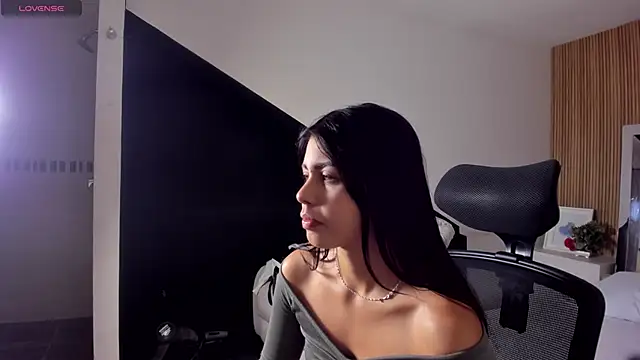 ZarinaWynne online show from April 6, 2026, 1:45 pm