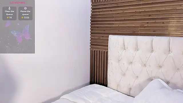 ZarinaWynne online show from April 19, 2026, 6:10 pm