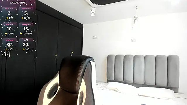 ZarinaWynne online show from April 26, 2026, 2:04 pm