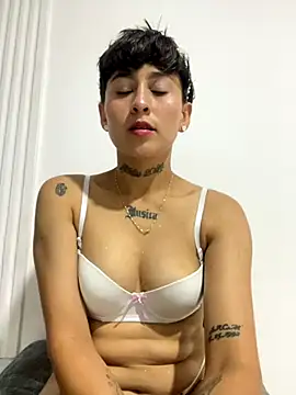 Miia Hoot online show from November 19, 2025, 8:42 pm