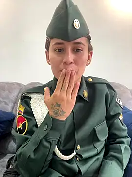 Miia Hoot online show from November 23, 2025, 2:39 pm