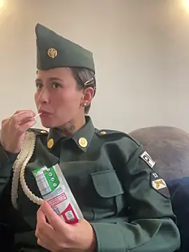 Miia Hoot online show from November 28, 2025, 3:04 pm