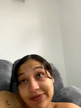 Miia Hoot online show from December 2, 2025, 1:39 pm