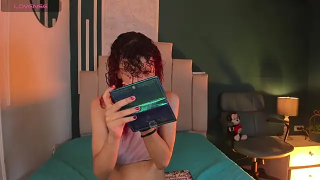 Snapshot of AliceMadnes chatting on November 18, 2025, 9:19 pm AliceMadnes online show from November 18, 2025, 9:19 pm