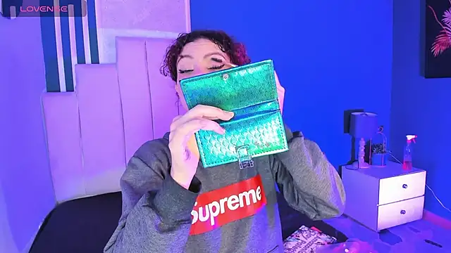 Snapshot of AliceMadnes chatting on December 1, 2025, 4:28 am AliceMadnes online show from December 1, 2025, 4:28 am